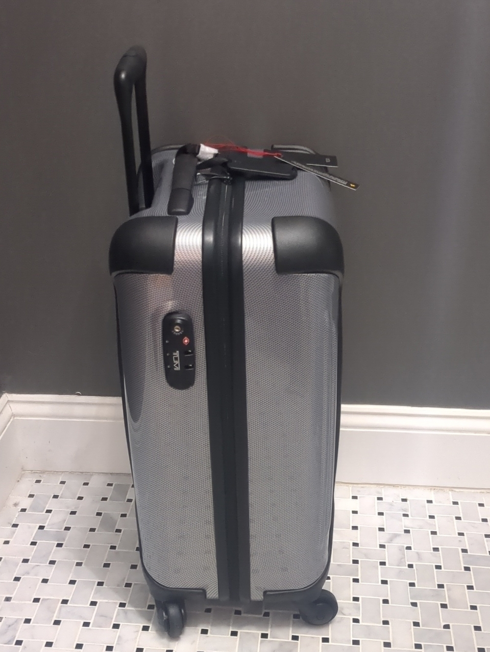 TUMI Vapor International 22" 4 WHEEL CARRY-ON Hardcase Silver. - Picture 4 of 11